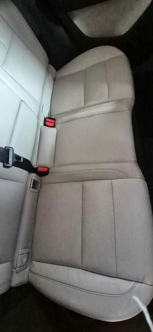 Jasna tylna kanapa Volvo i podłoga przed siedzeniami.