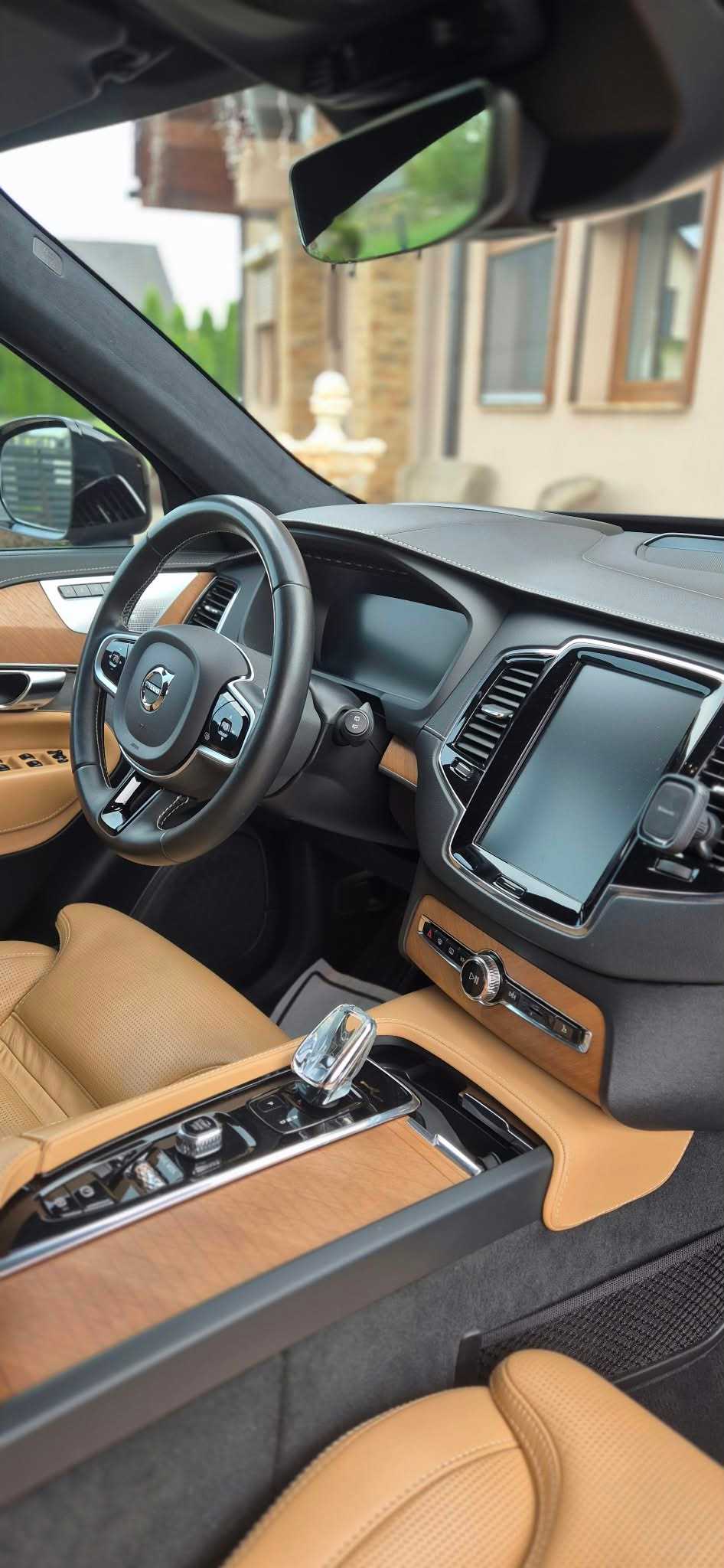 Kokpit Volvo XC90 — deska rozdzielcza i ekran centralny.
