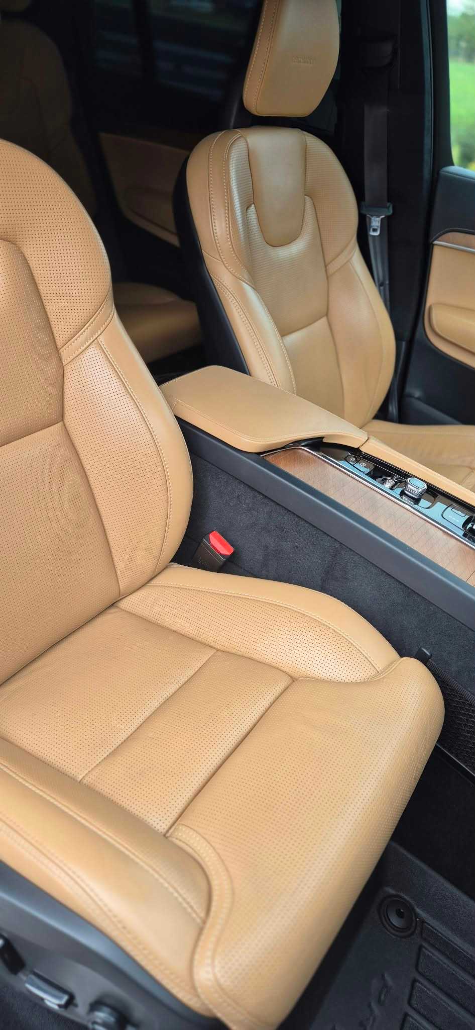 Przednie fotele i wnętrze Volvo XC90 Prestige Drive.