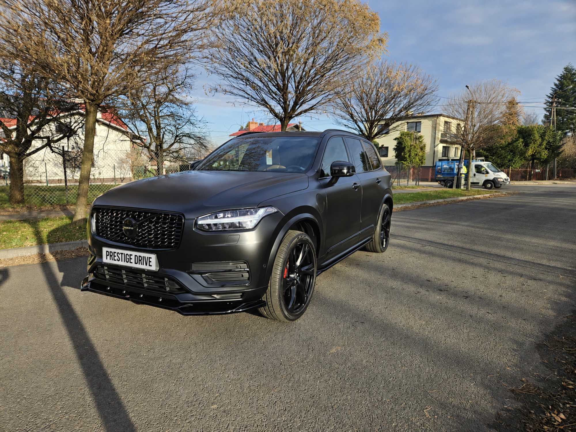 Volvo XC90 Prestige Drive w ujęciu szerokim od przodu.