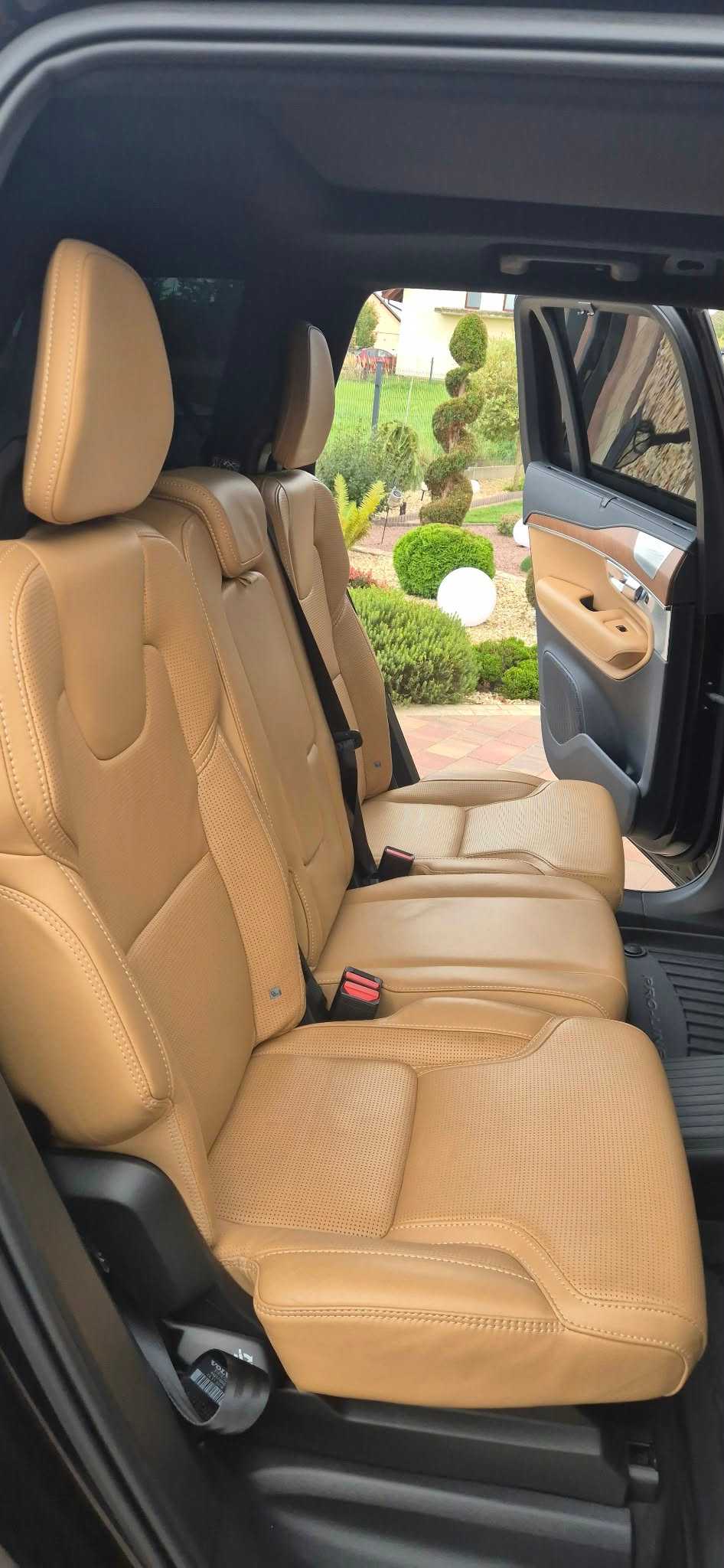 Tylna kanapa Volvo XC90 — miejsce dla pasażerów.