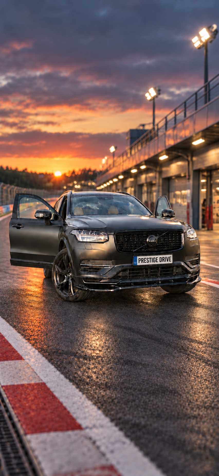 Volvo XC90 Prestige Drive od przodu w świetle zachodzącego słońca.